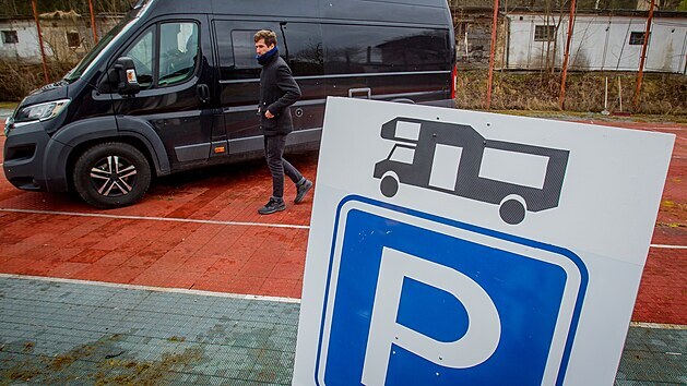 U jednoho z hotelů v Loučovicích na Krumlovsku vznikne v květnu na místě tenisových kurtů nový parking a stání pro karavanisty.