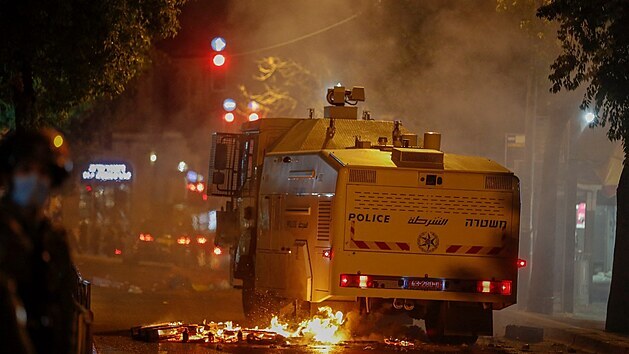 Izraelská policie zasahuje proti ultraortodoxním židům, kteří demonstrují proti postavení rychlodrážní tramvajové trati. (25. ledna 2021)