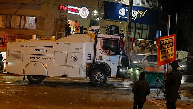 Izraelská policie zasahuje proti ultraortodoxním židům, kteří demonstrují proti postavení rychlodrážní tramvajové trati. (25. ledna 2021)