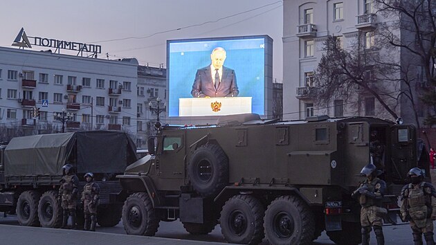 Rusk prezident Vladimir Putin pron sv tradin poselstv obanm na televizn obrazovce v Moskv, kde na podporu uvznnho opozinho vdce Alexeje Navalnho probhaj demonstrace. (21. dubna 2021)