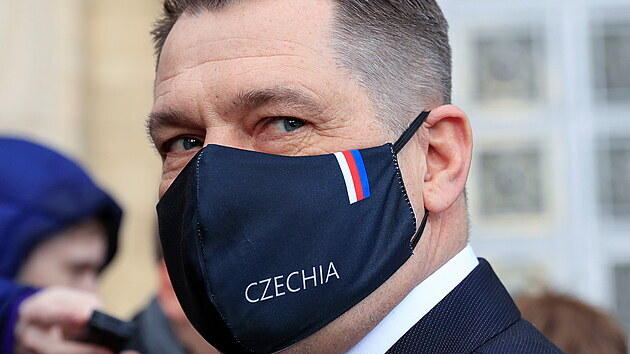 esk velvyslanec Vtzslav Pivoka odchz z budovy ruskho ministerstva zahrani, kam byl pedvoln kvli vyhotn ruskch diplomat z eska. V Moskv zstv. (22. dubna 2021)