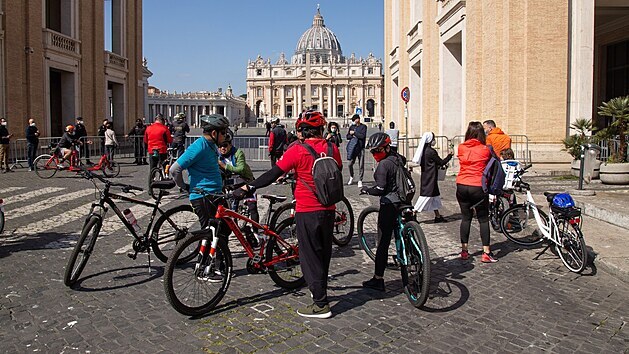 Cyklisti v kvůli koronavirovým omezením převážně prázdném Římě. (28. března 2021)