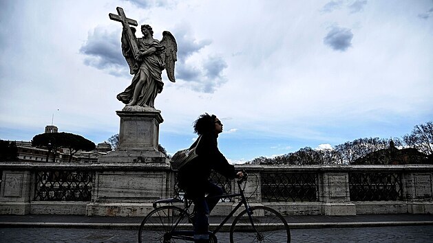 Cyklista v kvůli koronavirovým omezením převážně prázdném Římě. (17. března 2021)