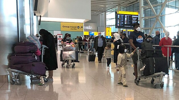 Indit cestujc dorazili do Londna tsn pedtm, ne zaalo platit omezen let. Britnie s obavami sleduje, jak se Indie tce potk s koronavirovou pandemi. (22. dubna 2021)