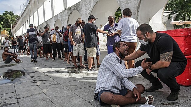 Chudí Brazilci čekají v řadách na jídlo, země čelí spolu s koronavirovou epidemií i epidemii hladu. (22. dubna 2021)