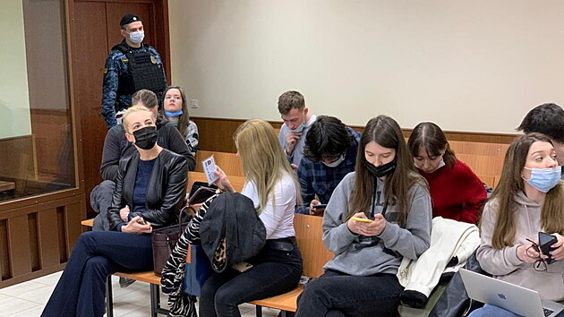 Julia Navalná, manželka vězněného ruského opozičního opozičního lídra Alexeje Navelného, u soudu projednávající Navalného odvolání vůči rozsudku, podle kterého má zaplatit pokutu za pomluvu válečného veterána. (29. dubna 2021)