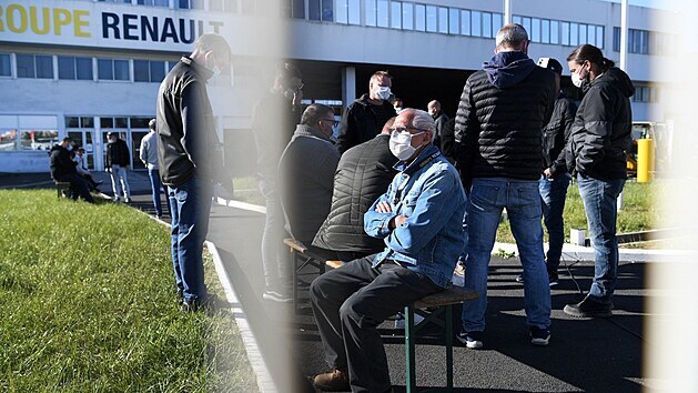 Zamstnanci francouzsk tovrny automobilky Renault blokuj zvod v reakci na jeho plnovan prodej. Zadreli i manaery. (28. dubna 2021)