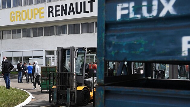 Zaměstnanci francouzské továrny automobilky Renault blokují závod v reakci na jeho plánovaný prodej. Zadrželi i manažery. (28. dubna 2021)
