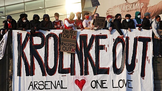Fanoušci Arsenalu protestují proti současnému majiteli Stanu Kroenkemu.