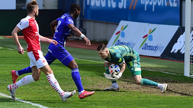 Olomoucký brankář Aleš Mandous chytá míč v utkání pohárového čtvrtfinále proti Slavii.