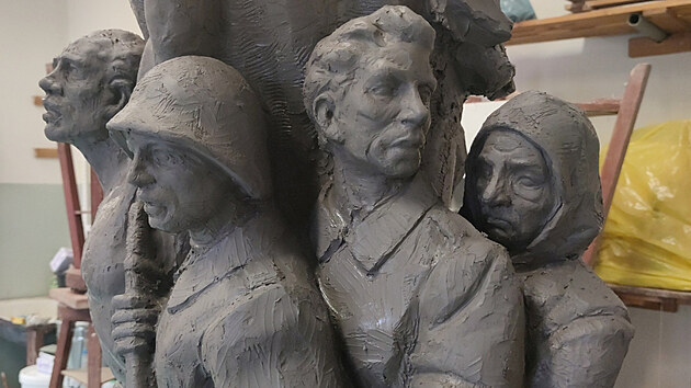 Hliněný model sousoší z památníku obětem bojů o Těšínsko má osm postav legionářů a dělníků, všemu pak vévodí slezská orlice.