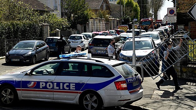 Ve francouzskm mst Rambouillet hldkuje policie pot, co tam tonk u vchodu na policejn stanici ubodal ednici. (23. dubna 2021)