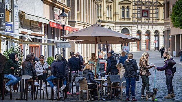 Centrum Bratislavy oilo. Dky uvolnn koronavirovch opaten se znovu otevely zahrdky restaurac. (26. dubna 2021)