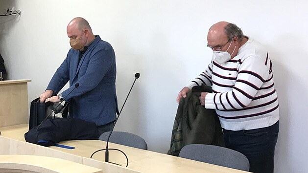 Obžalovaný hospodář Miloslav Vodička (pravo) a jeho obhájce Milan Dočkal přicházejí do soudní síně.