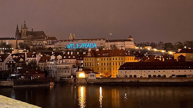 Na Pražském hradě se v pondělí v noci rozsvítil nápis „Velezrada“. (20. dubna 2021)