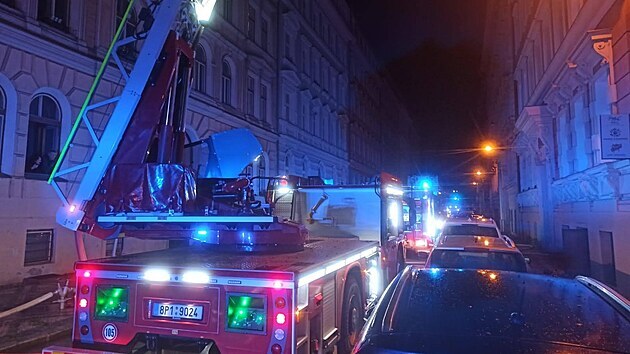 V Kroftově ulici v Praze 5 hořela v sobotu časně ráno střecha činžovního domu. (24. dubna 2021)