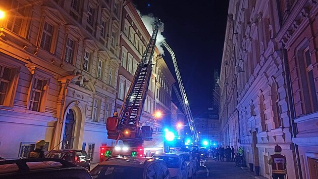 V Kroftov ulici v Praze 5 hoela v sobotu asn rno stecha inovnho domu. (24. dubna 2021)