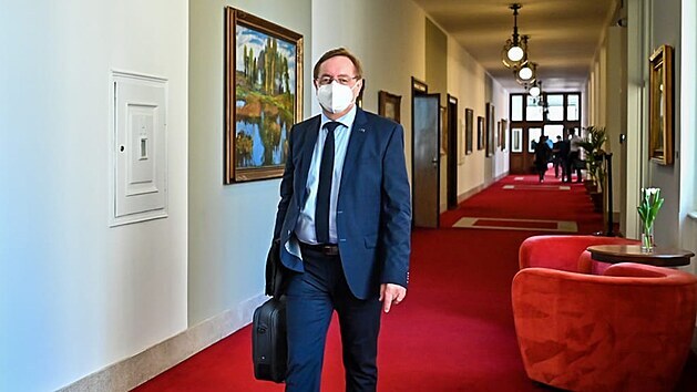 Ministr zdravotnictví Petr Arenberger při příchodu na jednání vlády 26. dubna 2021