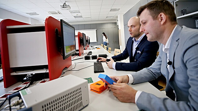 Brnnsk laborato je v souasnosti jedin v esku, kde je mon otestovat chovn chytrch zazen
v stch 5G. Na snmku Pavel Maek z VUT (vlevo) a Otto Zeman z Vodafonu.