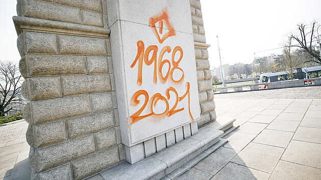 Na pomníku rudoarmějcům na Moravském náměstí v Brně se objevil hanlivý symbol s letopočty v reakci na odhalení ruského útoku na muniční sklad ve Vrběticích. (21.4.2021)