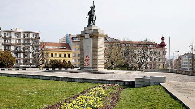 Na pomnku rudoarmjcm na Moravskm nmst v Brn se objevil hanliv symbol s letopoty v reakci na odhalen ruskho toku na munin sklad ve Vrbticch. (21.4.2021)