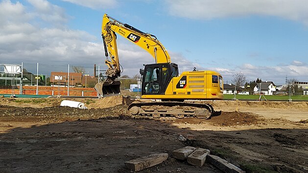 Stavební práce na nové sportovní hale v Dobrušce už začaly. (23. 4. 2021)