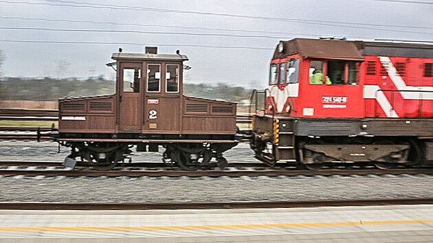 Stěhování elektrické lokomotivy Ringhoffer z roku 1916 z jaroměřského muzea Výtopna do depozitáře Národního technického muzea v Chomutově. (29. 4. 2021)