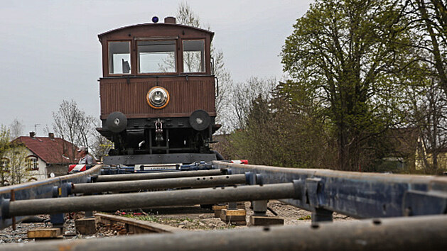 Stěhování elektrické lokomotivy Ringhoffer z roku 1916 z jaroměřského muzea Výtopna do depozitáře Národního technického muzea v Chomutově. (29. 4. 2021)