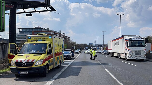V ulici 5. kvtna smr Brno havarovala ti osobn vozidla. Provoz je v tuto chvli omezen na jeden jzdn pruh ve kterm se tvo kolona. Okolnosti nehody se budou dle vyetovat. (20. dubna 2021)