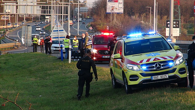 Na Pražském okruhu ve směru na Černý Most havarovalo policejní auto. Nehoda se stala krátce poté, co policisté pronásledovali nebezpečného řidiče, který kličkoval po Jižní spojce. (27. dubna 2021)