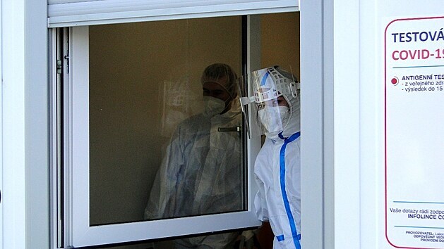 P�ed vlakov�m n�dra��m v Pardubic�ch za�alo fungovat testovac� centrum na covid-19. Z�m�rem Spr�vy �eleznic, kter� s n�padem na mobiln� centra u v�t��ch n�dra�� p�i�la, je v�t�� bezpe�� cestuj�c�ch.