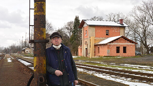 Petr Tejkl plánuje přeměnit vodárnu ve Žďárci u Skutče na netradiční chalupu. Využívat by ji mohli například železniční nadšenci.