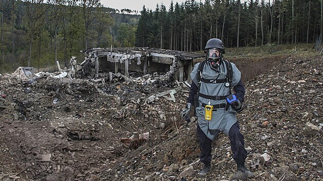 Pyrotechnik provádí inspekci poškozených muničních skladů ve Vrběticích. (20. října 2014)