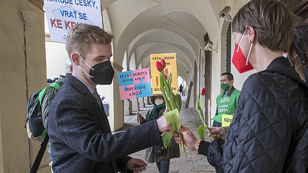 Iniciativa Jsme fér rozdávala před schůzí Sněmovny červené tulipány. Poslanci dnes budou hlasovat o novele zákona o manželství pro gay a lesbické páry. (29. dubna 2021)