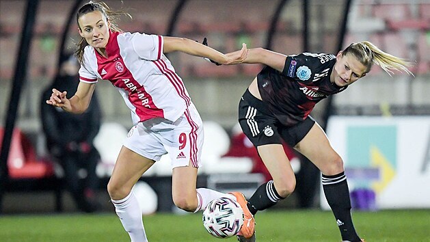 Lucie Vokov (vlevo) v dresu Ajaxu Amsterdam