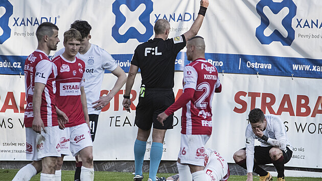 Sud Miroslav Zelinka napomn sparana Tome Wiesnera lutou kartou a pro Pardubice naizuje pokutov kop za Wiesnerv domnl faul na Tome elstku. Sud chyboval, pestupek se nestal a Wiesnerovi disciplinrka lutou kartu zapotvat nebude.