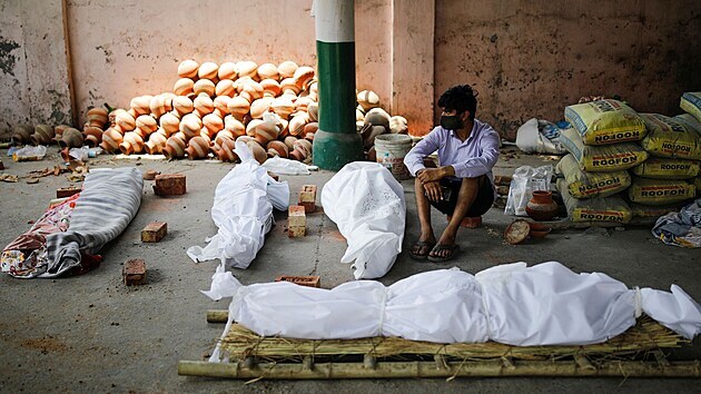 Indie se potýká s masivním nárůstem nových případů koronaviru. Indické nemocnice se nadále potýkají s náporem pacientů s covidem a musejí je odmítat, jelikož jim došly zásoby kyslíku a nemocniční lůžka. Těla zemřelých jsou spalována v novém krematoriu, které bylo vystaveno v Novém Dillí. (26. dubna 2021)