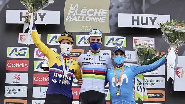Stupně vítězů Valonského šípu. Zleva: Primož Roglič, Julian Alaphilippe, Alejandro Valverde.