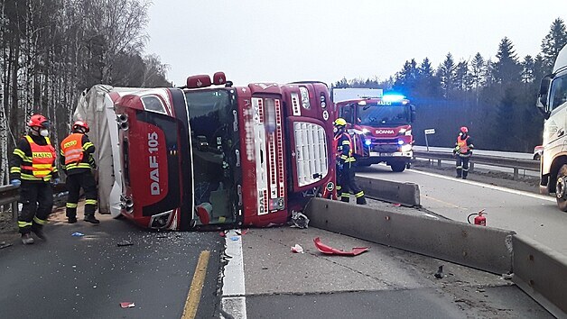 Nehoda kamionu uzavřela dálnici D1 za Brnem ve směru na Prahu. V úseku mezi sjezdem na Ostrovačice a odpočívkou Devět křížů zasahovali hasiči. Dálnice ve směru na Prahu byla přes noc neprůjezdná. (19. a 20. dubna 2021)
