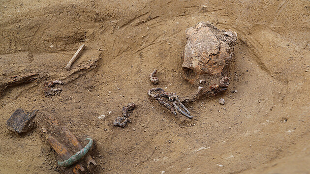 Hrob ženy z mladší doby železné s bronzovým náramkem, železnou jehlicí a dalšími hrobovými milodary