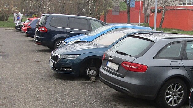 Čtyři originální 18palcová hliníková kola ukradl neznámý pachatel v Brně, a to včetně nových letních pneumatik. Poškodil i brzdové kotouče a na několika místech dokonce promáčkl prahy automobilu.