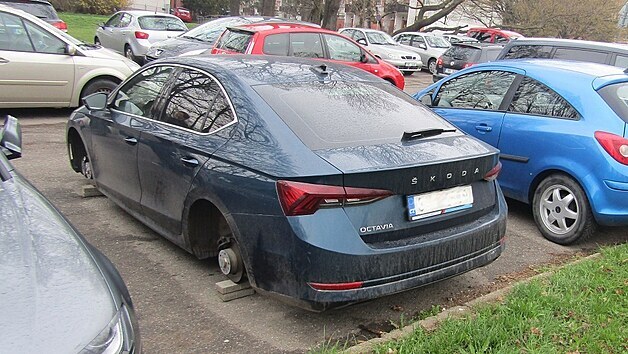 tyi originln 18palcov hlinkov kola ukradl neznm pachatel v Brn, a to vetn novch letnch pneumatik. Pokodil i brzdov kotoue a na nkolika mstech dokonce promkl prahy automobilu.