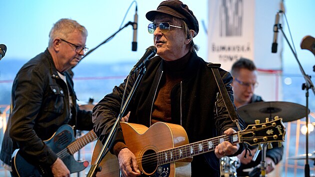 Kapela M��ga a ��orp si pro sv�j online koncert vybrala st�echu brn�nsk� v��kov� budovy �umavsk� Tower (24. dubna 2021).