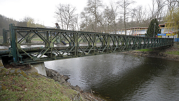Vedení radnice chce most nahradit jiným kvůli možným povodním, protože ten stávající je příliš nízko nad hladinou řeky.