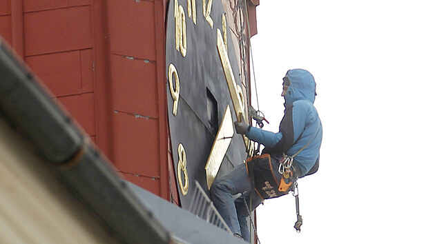 Horolezci odmontovali zatím jen ručičky hodin na věžičce jihlavské radnice. Sundat dvoumetrový ciferník jim zatím vítr nedovolil.