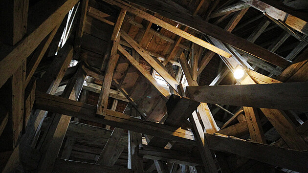 Obnova bude pokračovat opravou věžičky a čelní části střechy, do nichž zatéká.,