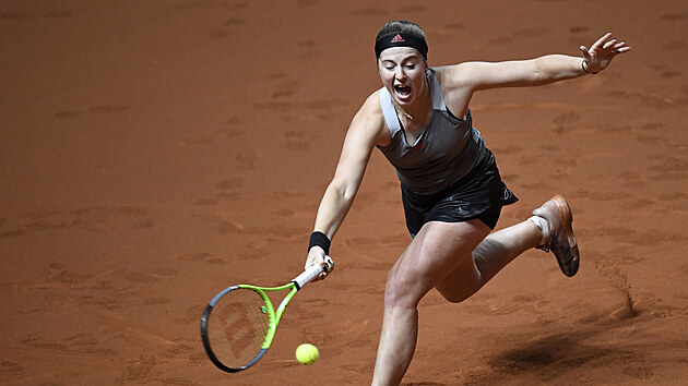 Jelena Ostapenkov ve druhm kole turnaje ve Stuttgartu.