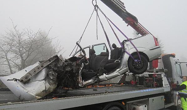 Zničené auto po nehodě u Nového Města nad Cidlinou (20.4.2021).