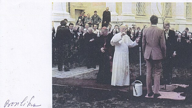 Lípu zasadil papež Jan Pavel II. v roce 1990 při návštěvě Velehradu.