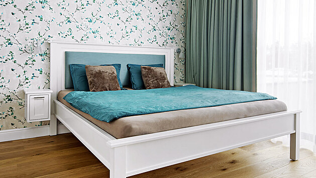 Uklidňující modré odstíny jsou v hojné míře zastoupené i v ložnici. Tapeta za postelí od Inspire Decor dává prostoru další zajímavý rozměr.